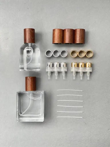 シダーウッド素材の蓋をセレクトした様子