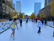 青空の下でスケートを楽しめる環境配慮型のスケートリンク