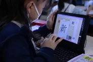 ドリルプラネットを使って新出漢字「新」の書き順を確認している様子