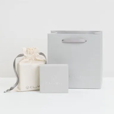 ブランドロゴを箔押ししたショップバッグ、ボックス、巾着の3つがセットに