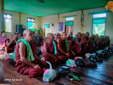 寺院での僧侶の祈り