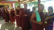 寺院での僧侶の様子