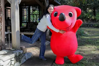 初対面のチーバくんをハグする黒谷さん