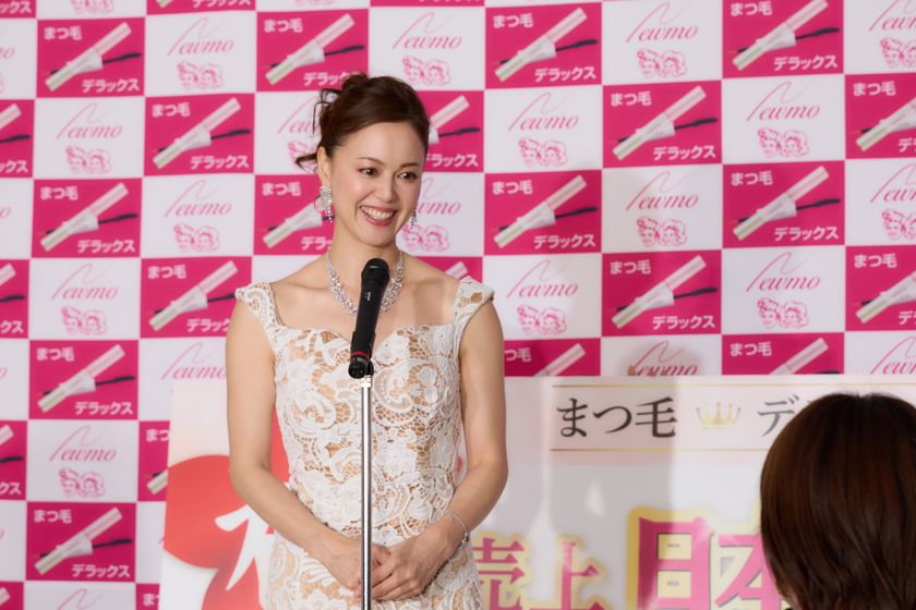 小田茜、まつ毛美容液のアンバサダーに就任！
売上No.1※まつ毛美容液「まつ毛デラックス WMOA（ウモア）」イベント実施。
人生初の羽つき衣装で登場！理想の目元について語る

