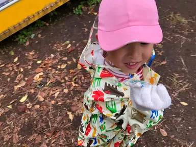 可燃ごみと不燃ごみの区別に迷い、「おそうじ本舗」のスタッフに確認していた園児