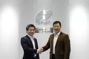 (写真：左)新井 元行　株式会社Synspective　代表取締役CEO、(写真：右)海野 勝博　株式会社トプコンポジショニングアジア　代表取締役社長