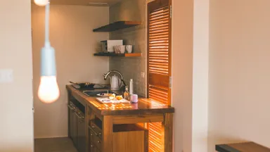 旅と日常の境界を無くす使い勝手の良いキッチン。海を見ながら料理ができるBLUE STEAK WONDERのシグニチャーコンセプト。