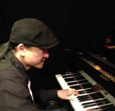 ジャズトリオ　Piano：小畑 智史