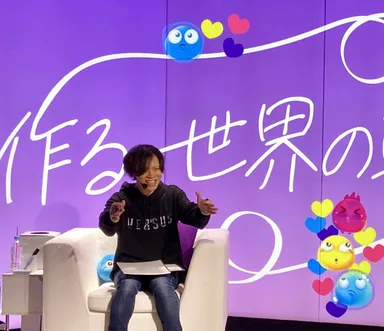 ゲストと楽しそうに話すDJエル(UpID：djyoshito)