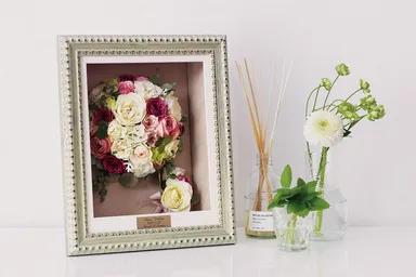 額縁のレイアウト性能と立体保存を両立する「3Dブーケ」