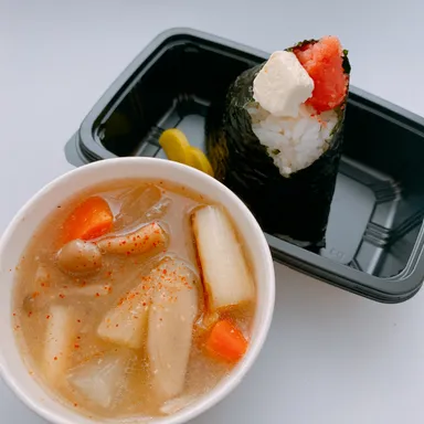 明太クリームチーズとおにぎり専用豚汁(前)