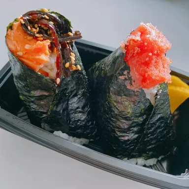 炭火焼き鮭ごまこんぶ(左)　いい明太子(右)