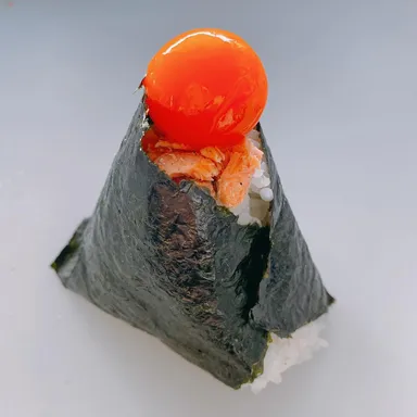 牡蠣醤油卵黄と炭火焼き鮭のおにぎり