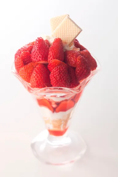 いちごのメガ盛りパフェ「天使のいちごパフェ」