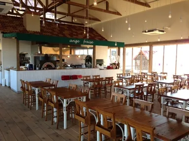 カフェ「アンジェ・フレーゼ」