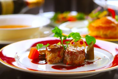 肉料理＝国産牛の煮込み(盛り付け例)