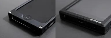 レーザー刻印されたブランドロゴと操作性を重視したフロントデザイン