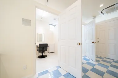 まつ毛やネイルなども可能な個室ルーム