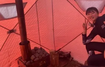 次女と開発中のサウナテントで撮影
