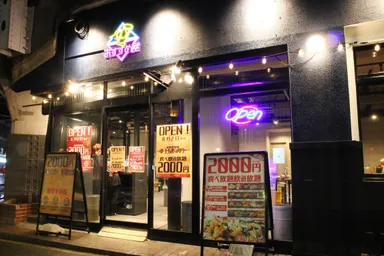 金山店は初の路面店という事もあり、流行りのネオンを取り入れたカワイイ外観