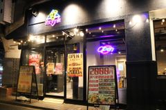 金山店は初の路面店という事もあり、流行りのネオンを取り入れたカワイイ外観