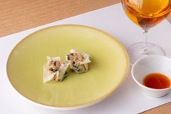 「木耳レモンと鶏肉のシュウマイ レモン醤油を添えて」