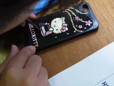 貝殻を材料に手作業で制作