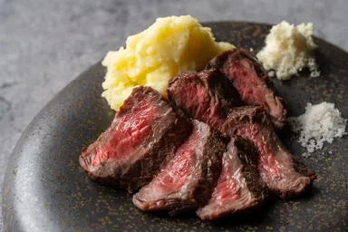 土佐あかうしの溶岩焼きステーキ