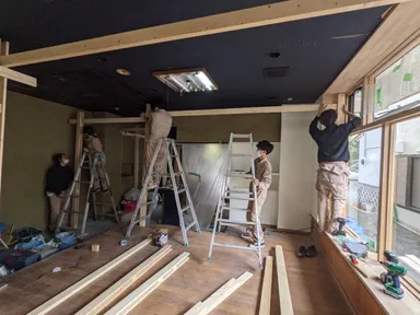 施工写真-07・作業中は同じつなぎを着て作業しています