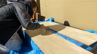 施工写真-02・カウンターの天板のニス塗りの様子