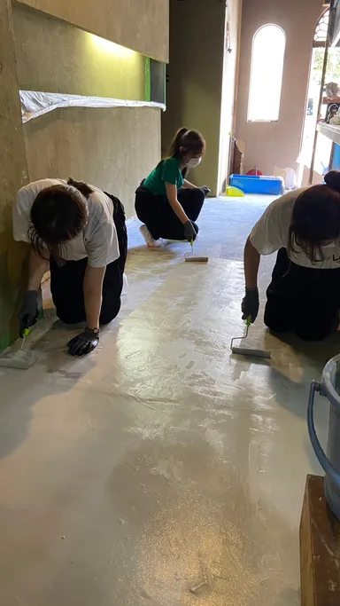 施工写真-03・床塗装の様子