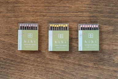 左から藤、ミモザ、ピオニー