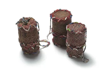 Photo.17 たばこ容器 ティモール島 左から 90×50／93×50／78×45mm　ロンタールヤシの葉・紡績糸・布・ビーズ／編み　1980年頃