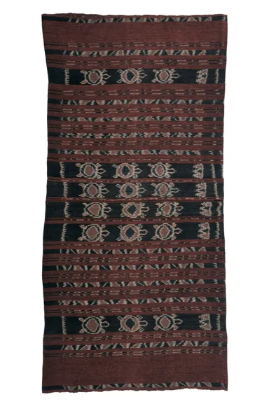 Photo.20 腰衣(晴着) アロール島北西アロール郡 1,400×708mm　木綿／絣／藍・茜　1980年頃 ＊ウミガメの文様が入っている