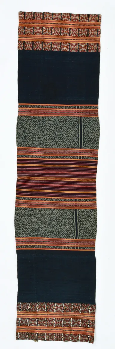 Photo.22 腰衣 ティモール島南ビボキ郡 2,116×514mm　木綿・紡績糸・ビーズ／絣・緯紋織／藍・茜　1970年頃 ＊鉤の文様が入っている