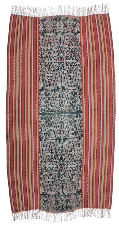 Photo.23 腰巻 ティモール島西アマヌバン郡1,804×1,024mm　 木綿・紡績糸／絣／藍・茜・ウコン　1980年頃 ＊ワニの文様が入っている。