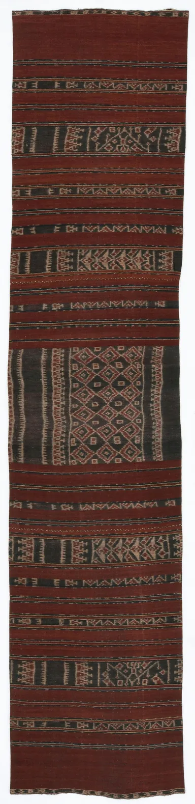 Photo.04 腰衣(婚資) レンバタ島アタデイ郡 2,660×588mm　木綿／絣／藍・茜　1980年頃