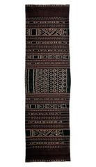 Photo.03 腰衣(婚資) レンバタ島アタデイ郡 2,250×664mm　木綿／絣／藍・茜　1970年頃 ＊人物の文様が入っている。