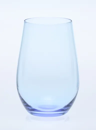 蛍光灯の下では青く見える