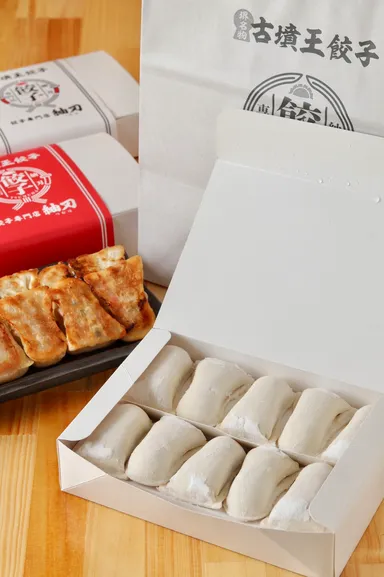 古墳王焼き餃子5個入330円(税込)、テイクアウト古墳王冷凍餃子20個入1,000円(税込)