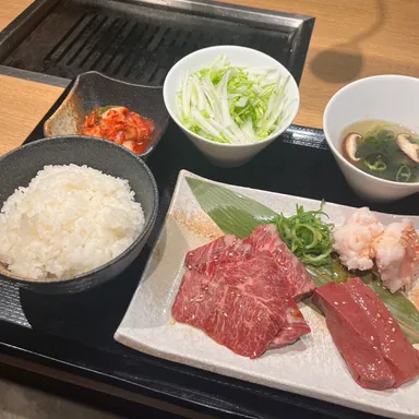 選べる焼肉3種定食　1,648円(税込)