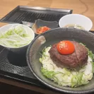 肉塊ハンバーグ丼　1,098円(税込)