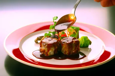 肉料理＝国産牛の煮込みと付け合わせ(盛り付け例)