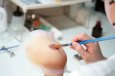 人工乳房の色付け