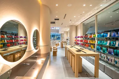 宝石箱のような商品スペース