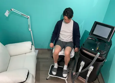 椅子に掛けて骨盤底筋肉を鍛えます