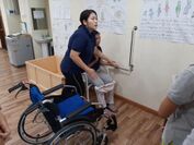 ミャンマーでの教育：介護授業 右麻痺のある方のトイレ誘導
