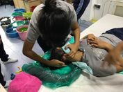 ミャンマーでの教育：介護授業 ベッド上での洗顔