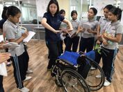 ミャンマーでの介護授業 車椅子の操作