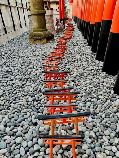 願掛け小鳥居奉納例(千本鳥居脇)